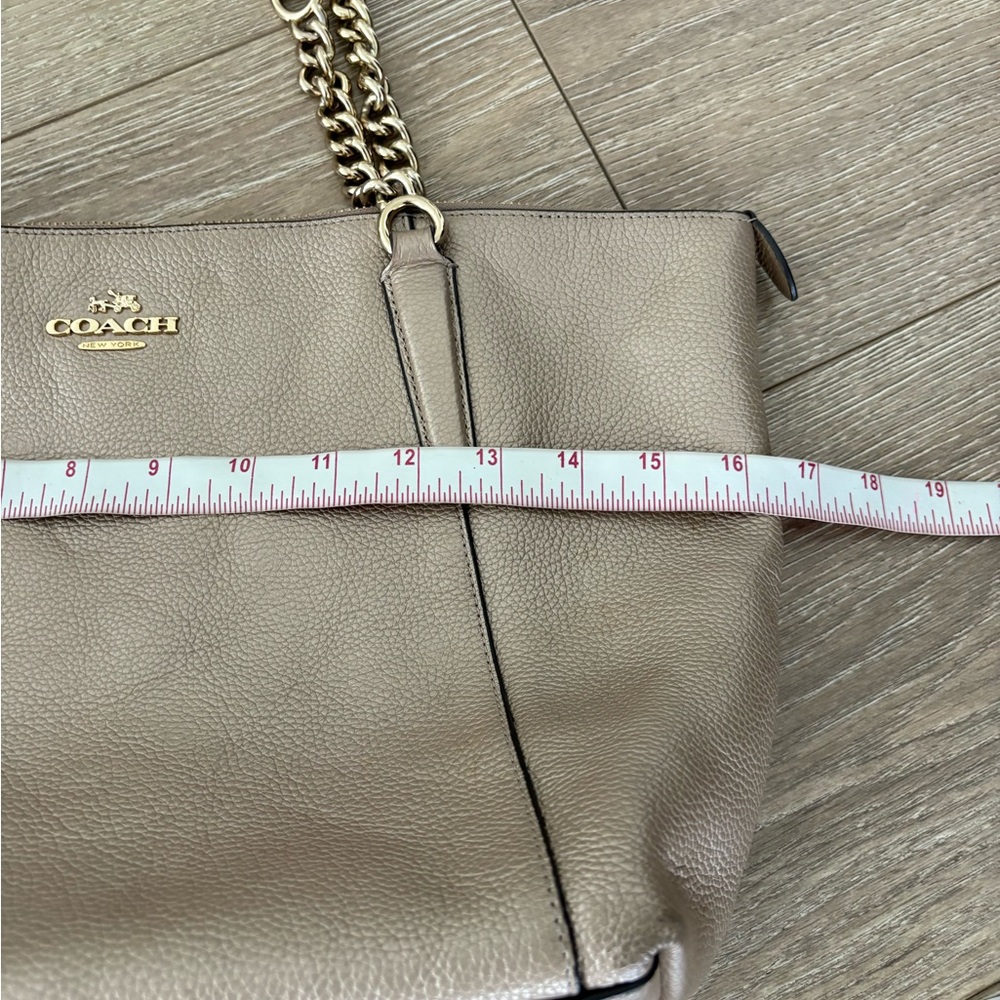 Coach Beige Leather Shoulder Bag with Gold Chain - Picture 4 of 11